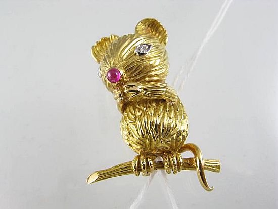 Lot 151. A CHARMING FRENCH 18ct GOLD FIELD MOUSE BROOCH. Wt 13.7g.<br>Est $450-500