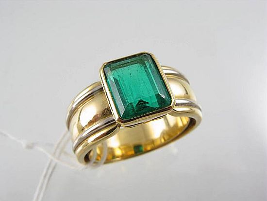 Lot 225. AN EMERALD-CUT EMERALD RING bezel set in 18ct gold.<br>Est $2500-3000