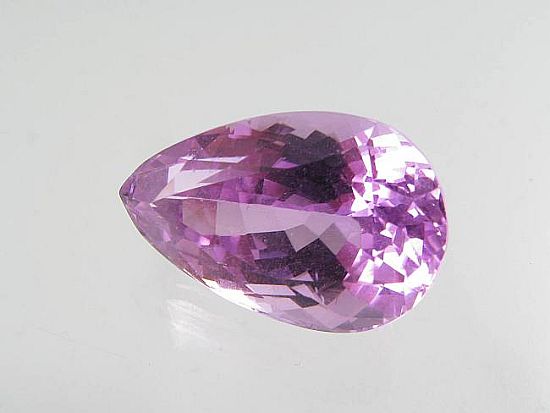 Lot 444. A PEAR-SHAPE PINK KUNZITE, good intense pink, very good clarity. Wt 20.36ct.<br>Est $600-800